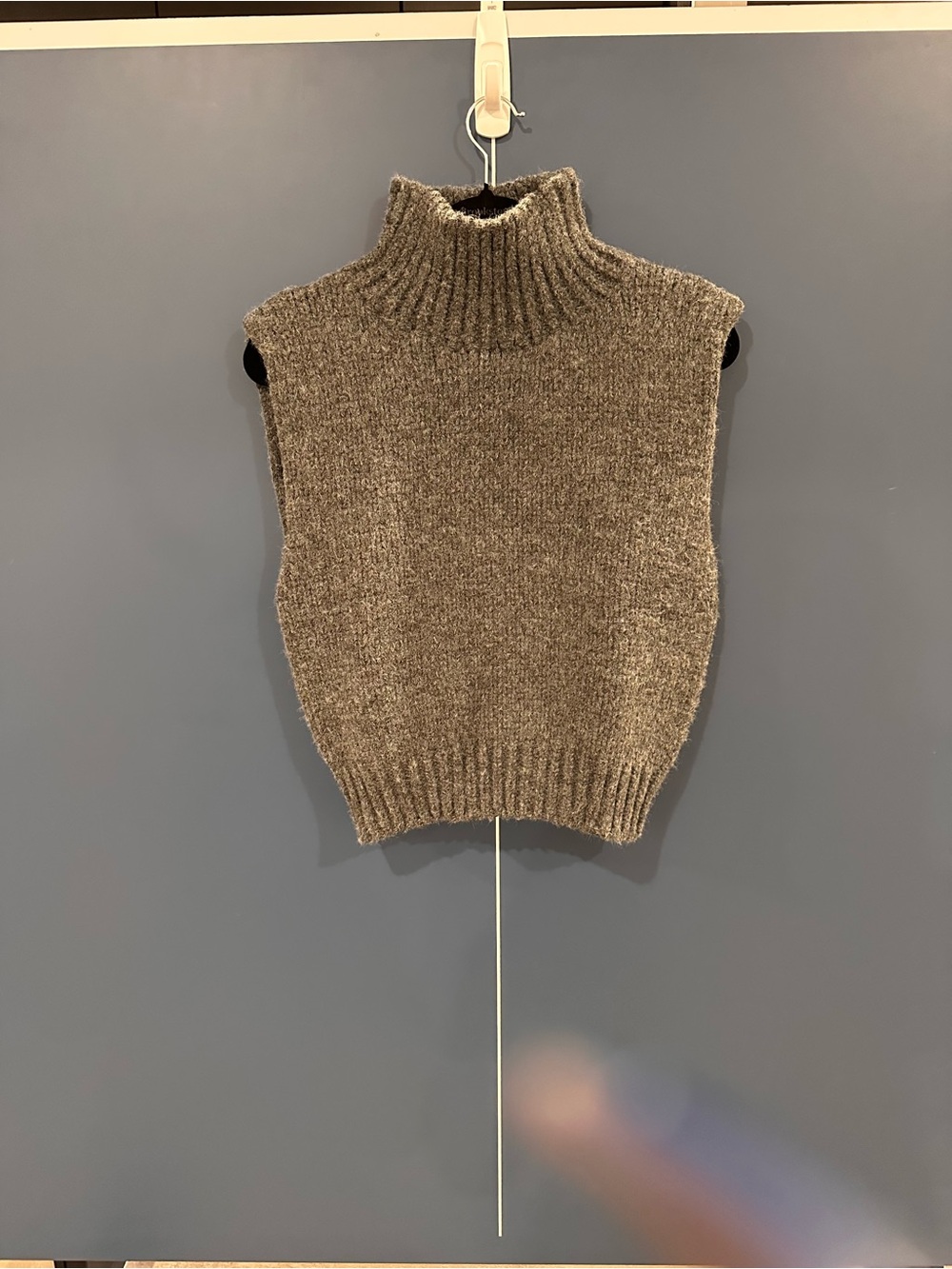 DÈLUC George Gray Mock Neck Sweater Vest NWT M